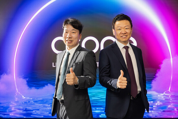애즈원 이정재(왼쪽), 이정용(오른족) 공동대표가 자사 LED 디스플레이 앞에서 기념 촬영을 하고 있다. | 촬영 - 에이빙뉴스