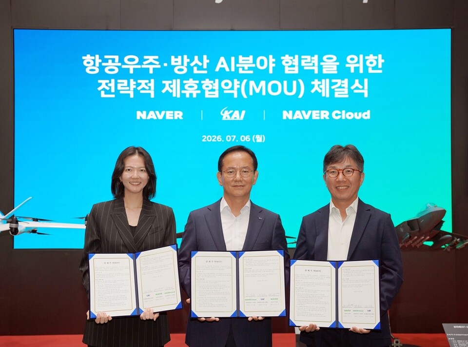 (왼쪽부터) 최수연 네이버 대표, 김종출 KAI 대표이사 사장, 김유원 네이버클라우드 대표 ㅣ 제공-네이버
