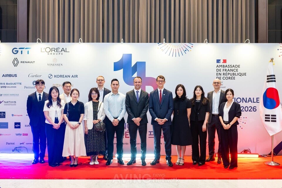 지난 14일 열린 ‘바스티유 데이 2026’ 행사에서 (왼쪽에서 여덟번째부터) 니콜라 파리 르노코리아 사장, 필립 베르투 주한 프랑스대사, 상희정 르노코리아 부사장을 비롯한 르노코리아 주요 참석자들이 기념사진을 촬영하고 있다. | 제공-르노코리아