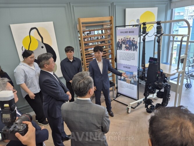 코스모로보틱스 관련 기사 사진 · 코스모로보틱스, 웨어러블 보행보조로봇 대구 지역 사회에 선보여... 민관 협력 결실