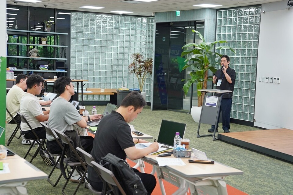 송윤수 모스포츠 대표가 프라이빗 IR 피칭에서 발표를 진행하고 있다 ㅣ 촬영-에이빙뉴스