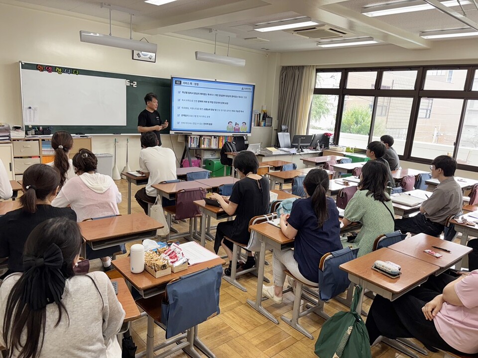 도쿄한국학교 초등부에서 진행된 ‘토핑 독서 서비스’ 교사 연수 현장 ㅣ 제공-피씨엔씨