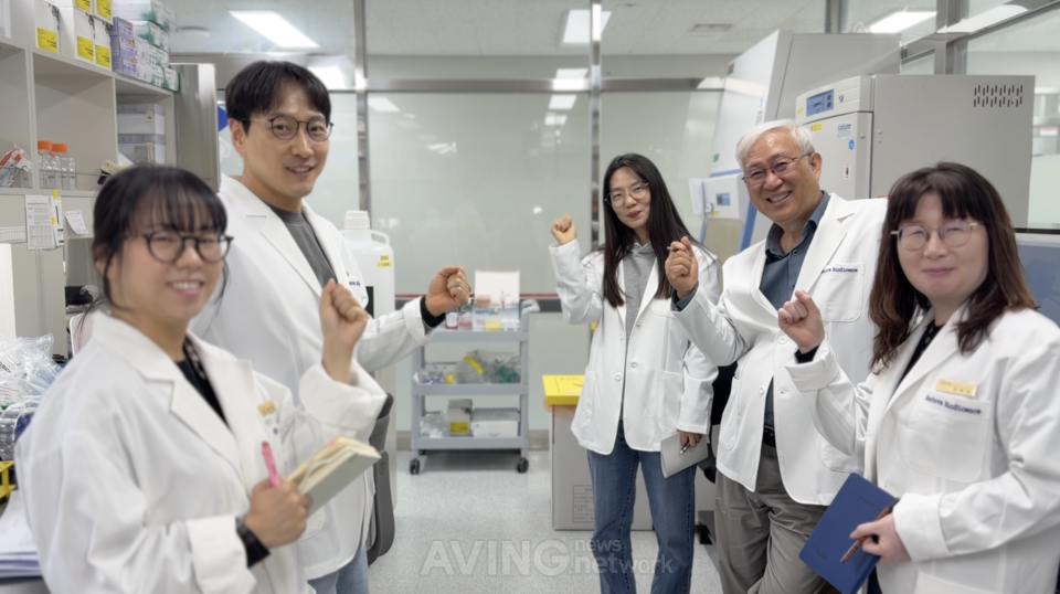 신약 후보물질 합성 성공과 특허 출원이라는 결실을 함께 일궈낸 연구진이 실험실에서 기념촬영을 하고 있다. 수십조 개의 적혈구 대신 수십만 개의 조혈모줄기세포를 겨눈 발상은, 바로 이 공간에서 손에 잡히는 화합물이 됐다 | 촬영 - 에이빙뉴스