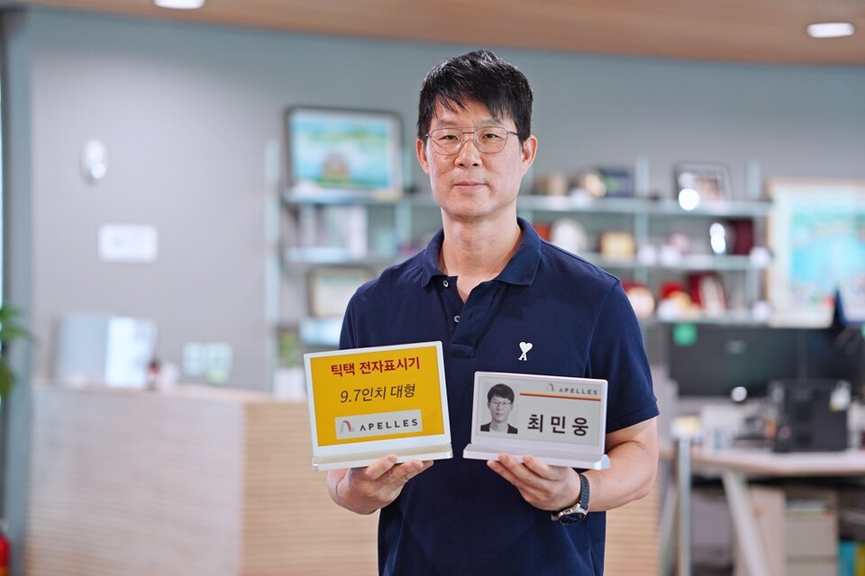 최민웅 아펠레스 대표가 인터뷰를 마치고 사진촬영에 응하고 있다. ㅣ 촬영-에이빙뉴스