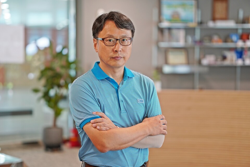 정경열 칼라빈카 엔터테인먼트 대표가 인터뷰 후 사진 촬영에 응하고 있다. ㅣ 촬영-에이빙뉴스