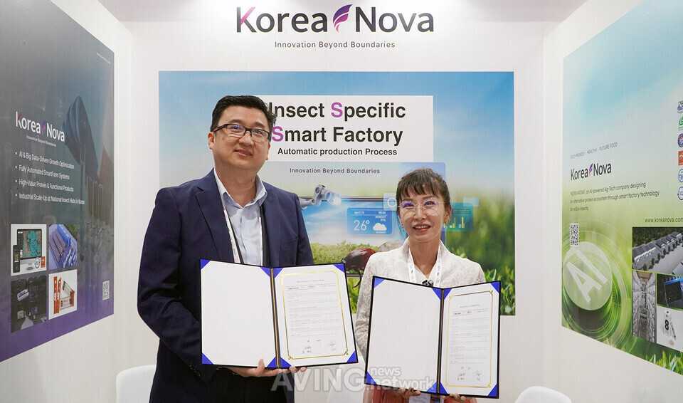 코리아노바 남연지 대표(오른쪽)가 지난해 10월 아랍에미리트 두바이에서 열린 'GITEX Global 2025' 및 스타트업 전시회 'Expand North Star' 현장에서 스마트팜 수출 및 기술 협력 MOU를 체결한 뒤 기념 촬영을 하고 있다. 부스 전면에 내건 '곤충 특화 스마트팩토리(Insect Specific Smart Factory)'는 이번 신제품 원료의 생산 기반이기도 하다. | 촬영 – 에이빙뉴스