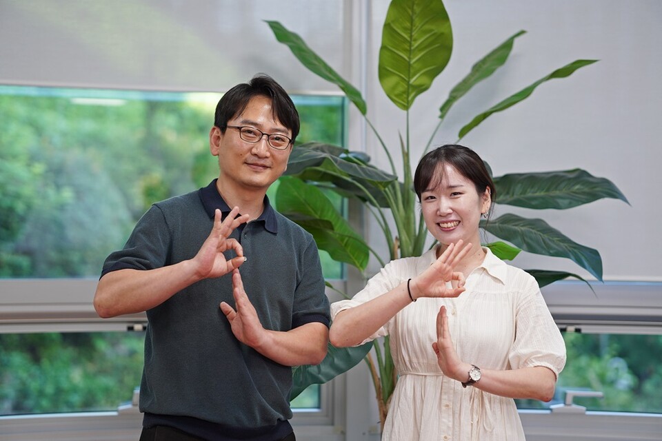 (왼쪽부터) 윗치박스 김철원  대표와 박지우 부대표가 인터뷰 후 사진촬영에 응하고 있다. ㅣ 촬영-에이빙뉴스