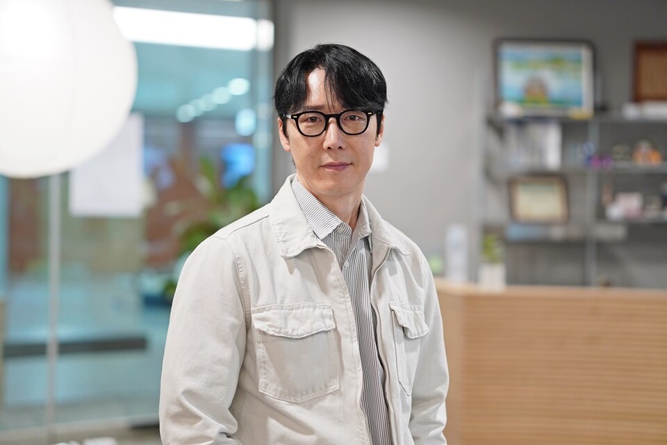 정우재 노블로지스 대표가 인터뷰 후 사진 촬영에 응하고 있다. ㅣ 촬영-에이빙뉴스