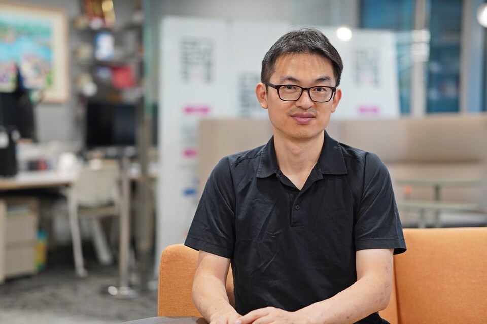 문문규 머니가드서비스 대표가 인터뷰 후 사진촬영에 응하고 있다. ㅣ 촬영-에이빙뉴스