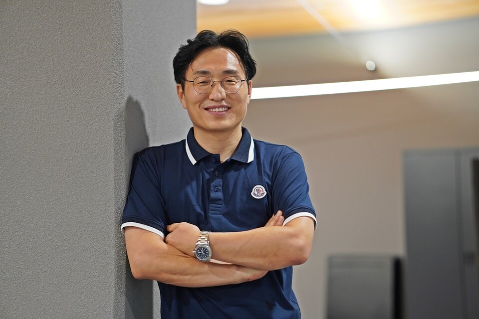 강석명 픽셀로 대표가 인터뷰 후 사진촬영에 응하고 있다. ㅣ 촬영-에이빙뉴스