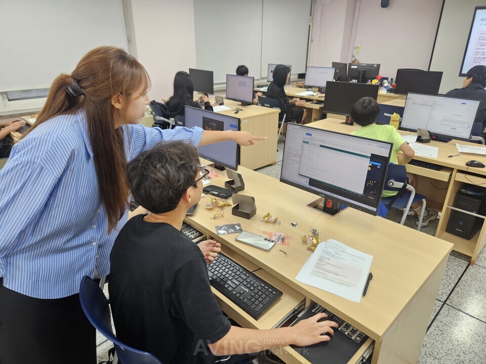 화수고·누코드, 학교이음 공유학교서 'AI 바이브 코딩' 수업… "챗GPT와 개발보드로 나만의 게임 만든다"