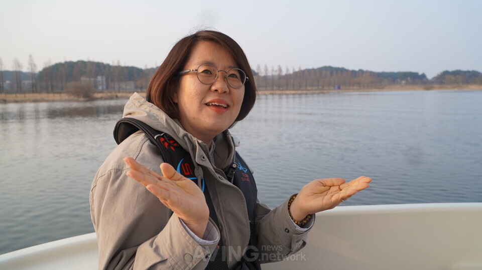 강릉 경포생태저류지 위에서 커피보트 개발 배경과 지자체 맞춤형 콘텐츠 전략을 설명하고 있는 (주)나루 박성아 대표. 박 대표는 지역의 이야기를 보트에 담는 'IP 레저보트' 모델을 앞세워 문보트에 이어 강릉 커피보트를 선보였고, 이번 시흥도시공사와의 계약으로 공공 협력의 범위를 넓히고 있다. | 사진 － 에이빙뉴스 최민 기자