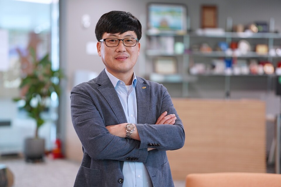 이동욱 에스엠티 대표가 인터뷰 후 사진촬영에 응하고 있다. ㅣ 촬영-에이빙뉴스
